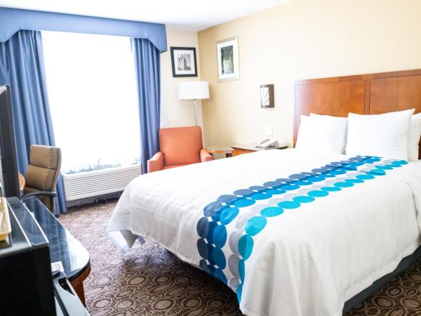 Baymont by Wyndham College Park Atlanta Airport South : photo 2 de la chambre chambre lit king-size pour personnes à mobilité réduite - baignoire avec barres d’appui - non-fumeurs