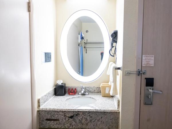 Baymont by Wyndham College Park Atlanta Airport South : photo 5 de la chambre chambre lit king-size pour personnes à mobilité réduite - baignoire avec barres d’appui - non-fumeurs