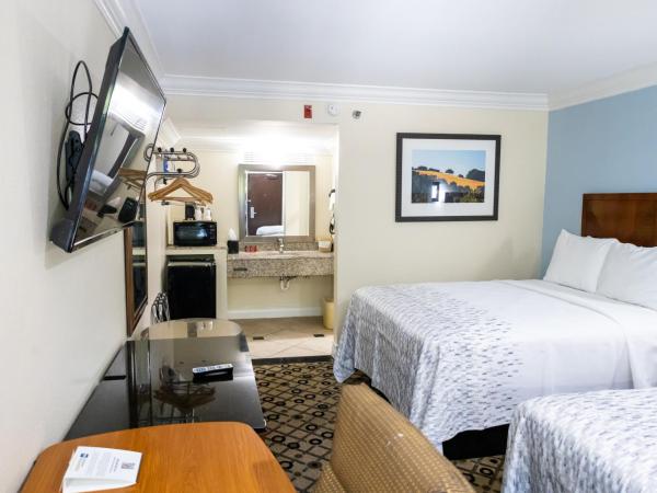 Baymont by Wyndham College Park Atlanta Airport South : photo 4 de la chambre suite avec 2 lits queen-size - non-fumeurs