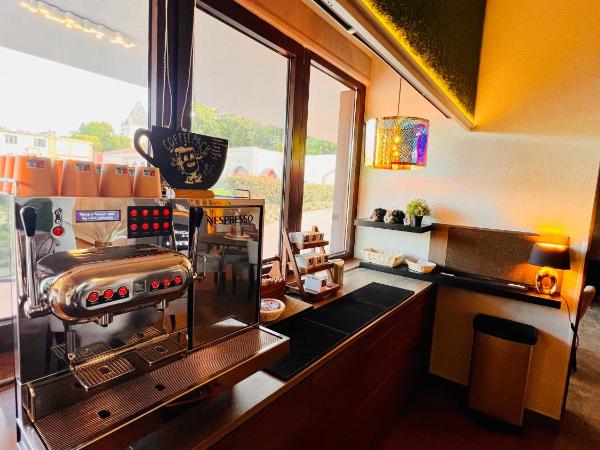 Boutique Hotel & Event Center : photo 6 de la chambre chambre lits jumeaux pour personnes à mobilité réduite