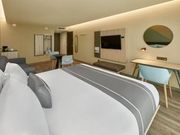 City Express Plus by Marriott Cancun Aeropuerto Riviera : photo 4 de la chambre suite lit king-size avec canapé-lit