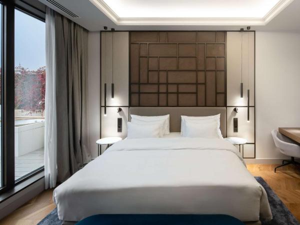 Radisson Collection Hotel, Magdalena Plaza Sevilla : photo 1 de la chambre chambre collection premium avec terrasse et bain à remous