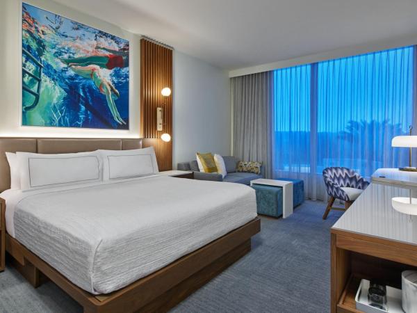 Walt Disney World Swan Reserve : photo 1 de la chambre traditional, guest room, 1 king, sofa bed, no view (includes early entry to disney theme parks)