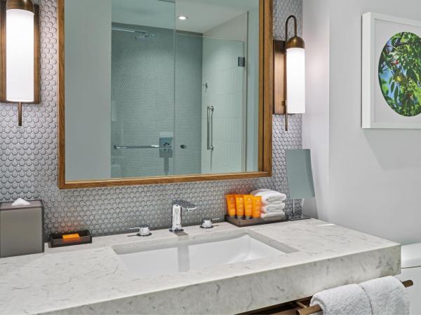 Walt Disney World Swan Reserve : photo 3 de la chambre chambre lit king-size traditionnelle avec canapé-lit et baignoire adaptée - accessible aux personnes à mobilité réduite et malentendantes - entrée anticipée aux parcs à thèmes disney incluse