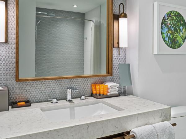 Walt Disney World Swan Reserve : photo 3 de la chambre traditional, guest room, 1 king, sofa bed, no view (includes early entry to disney theme parks)