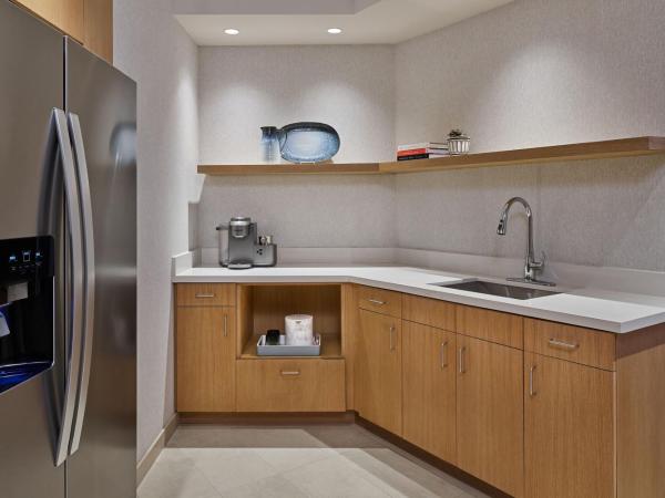 Walt Disney World Swan Reserve : photo 2 de la chambre presidential, 1 bedroom suite, 1 king, sofa bed, epcot view (includes early entry to disney theme parks)