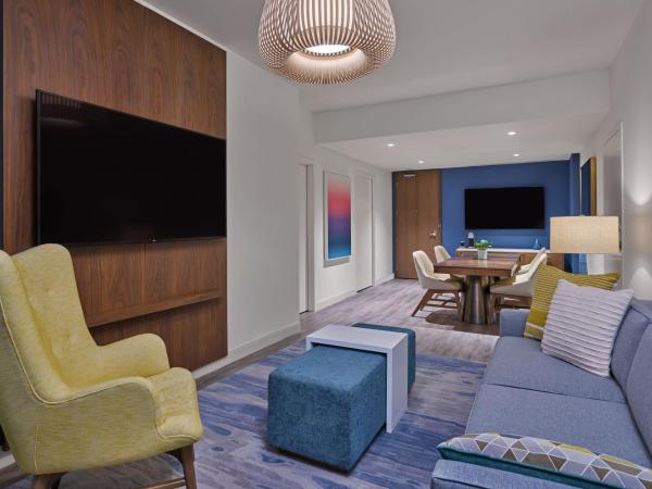 Walt Disney World Swan Reserve : photo 1 de la chambre signature epcot view, suite, 1 king, sofa bed (includes early entry to disney theme parks)