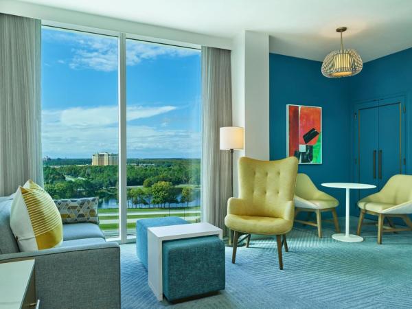 Walt Disney World Swan Reserve : photo 2 de la chambre junior, suite, 1 king, sofa bed (includes early entry to disney theme parks)