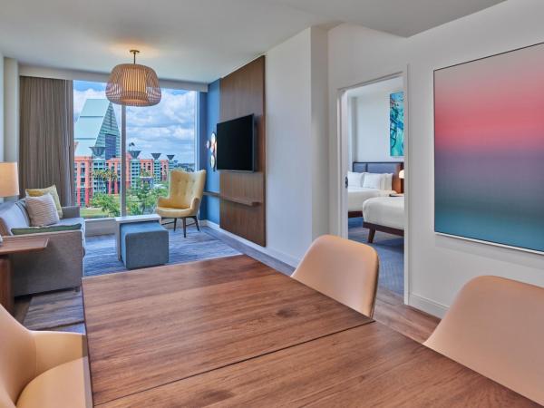 Walt Disney World Swan Reserve : photo 3 de la chambre signature suite with sofa bed and epcot view (includes early entry to disney theme parks)