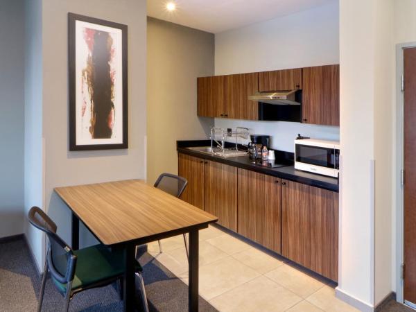 City Express Suites by Marriott Ciudad de México Santa Fe : photo 1 de la chambre suite 2 chambres avec 1 lit queen-size et 2 lits doubles