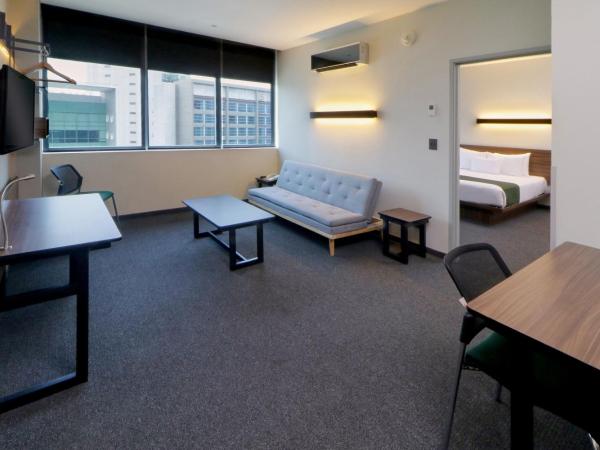 City Express Suites by Marriott Ciudad de México Santa Fe : photo 3 de la chambre suite 2 chambres avec 1 lit queen-size et 2 lits doubles