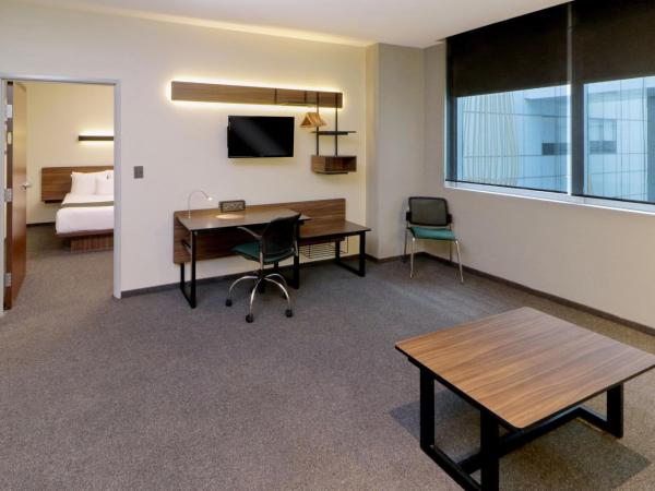 City Express Suites by Marriott Ciudad de México Santa Fe : photo 5 de la chambre suite 2 chambres avec 1 lit queen-size et 2 lits doubles