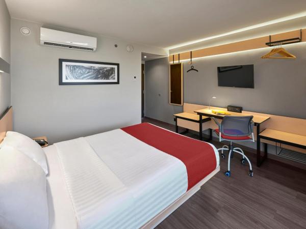 City Express by Marriott Monterrey Lindavista : photo 2 de la chambre chambre lit queen-size 