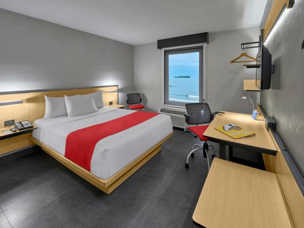 City Express by Marriott Veracruz : photo 3 de la chambre chambre lit queen-size – vue sur océan