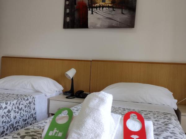 Albergo Guido Reni : photo 1 de la chambre chambre double ou lits jumeaux avec balcon