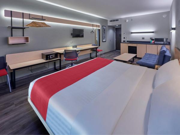 City Express Plus by Marriott Puerto Vallarta : photo 7 de la chambre chambre lit king-size supérieure avec canapé-lit