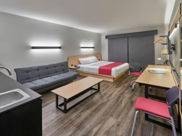 City Express Plus by Marriott Puerto Vallarta : photo 8 de la chambre chambre lit king-size supérieure avec canapé-lit