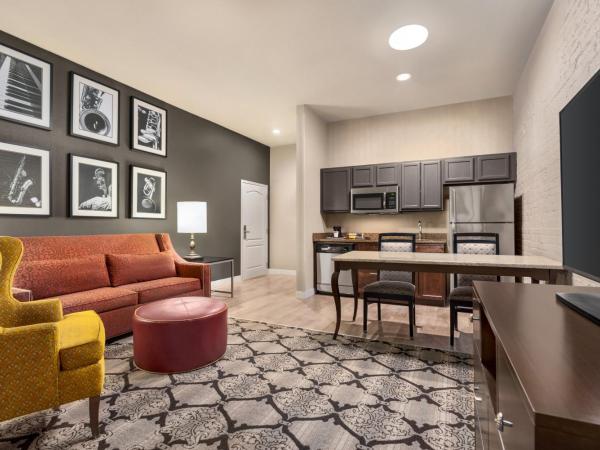 Hampton Inn and Suites New Orleans Convention Center : photo 4 de la chambre deluxe junior king suite with wetbar