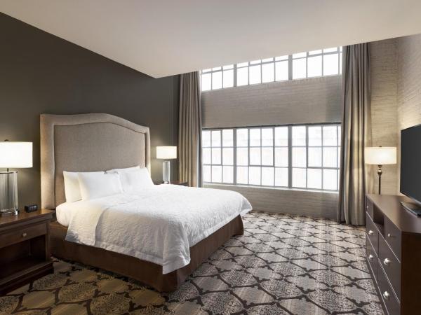 Hampton Inn and Suites New Orleans Convention Center : photo 6 de la chambre studio lit king-size - non-fumeurs