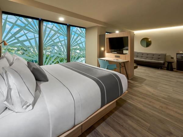 City Express Plus by Marriott Merida : photo 6 de la chambre suite lit king-size avec canapé-lit