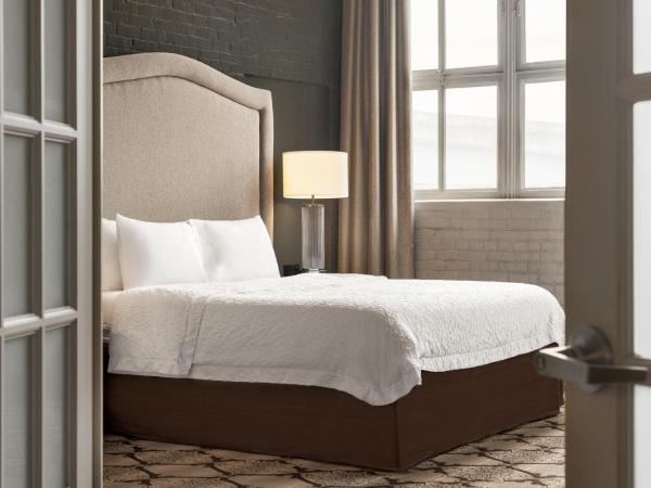 Hampton Inn and Suites New Orleans Convention Center : photo 10 de la chambre deluxe corner king studio suite with kitchen