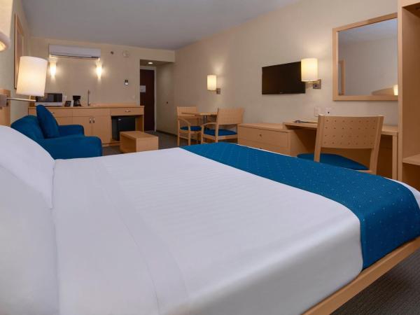 City Express by Marriott Puebla FINSA : photo 1 de la chambre suite lit queen-size avec canapé-lit