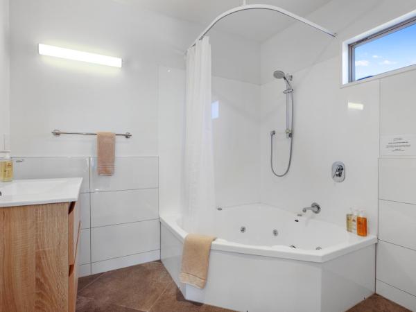 Lorenzo Motor Lodge : photo 2 de la chambre suite deluxe avec baignoire spa