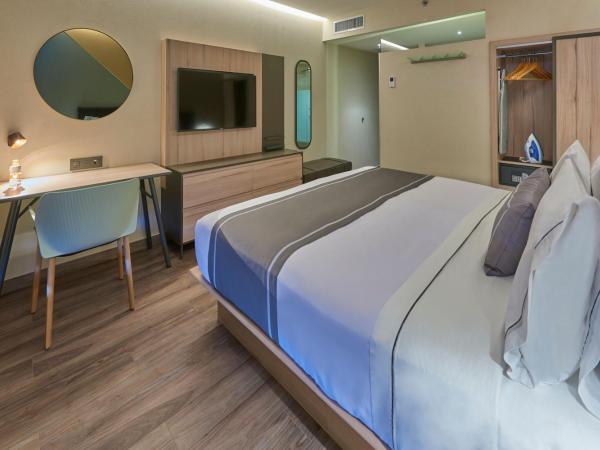 City Express Plus by Marriott Mazatlan : photo 3 de la chambre chambre lit king-size supérieure avec canapé-lit