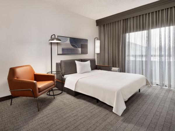 Courtyard by Marriott Memphis Airport : photo 1 de la chambre suite lit king-size avec vue sur la cour