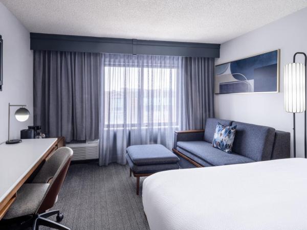 Courtyard Salt Lake City Airport : photo 1 de la chambre chambre lit king-size avec canapé-lit