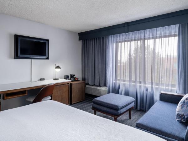 Courtyard Salt Lake City Airport : photo 3 de la chambre chambre lit king-size avec canapé-lit