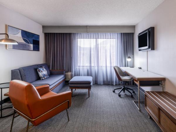 Courtyard Salt Lake City Airport : photo 4 de la chambre suite exécutive avec 1 chambre lit king-size avec canapé-lit