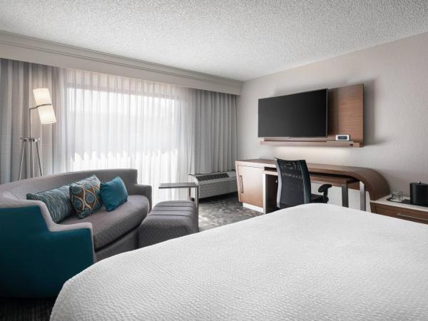 Courtyard by Marriott Las Vegas Convention Center : photo 1 de la chambre chambre lit king-size avec canapé-lit
