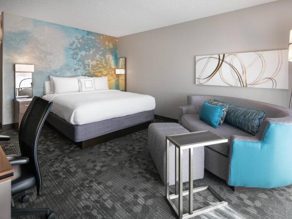 Courtyard by Marriott Las Vegas Convention Center : photo 2 de la chambre chambre lit king-size avec canapé-lit