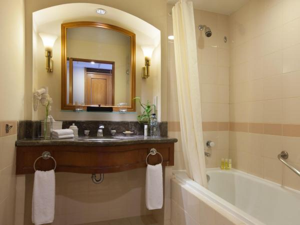 Hyatt Regency Yogyakarta : photo 2 de la chambre chambre lit king-size avec vue sur le parcours de golf