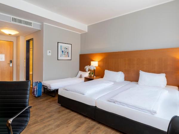 PLAZA Premium Köln : photo 1 de la chambre chambre triple