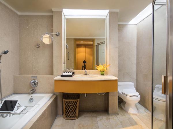 Sheraton Nanjing Kingsley Hotel & Towers : photo 3 de la chambre suite panaroma avec 1 lit king-size et accès au salon tour