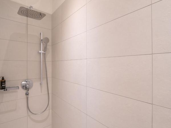 Villa by @ Home Hotel Locarno : photo 9 de la chambre chambre supérieure lit queen-size