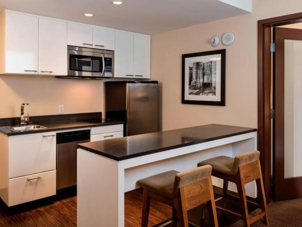 Four Points by Sheraton Kelowna Airport : photo 7 de la chambre suite 1 chambre 1 lit king-size deluxe avec canapé-lit