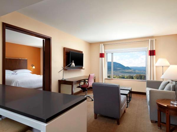 Four Points by Sheraton Kelowna Airport : photo 1 de la chambre suite d’angle 1 chambre 1 lit king-size avec canapé-lit et baignoire spa