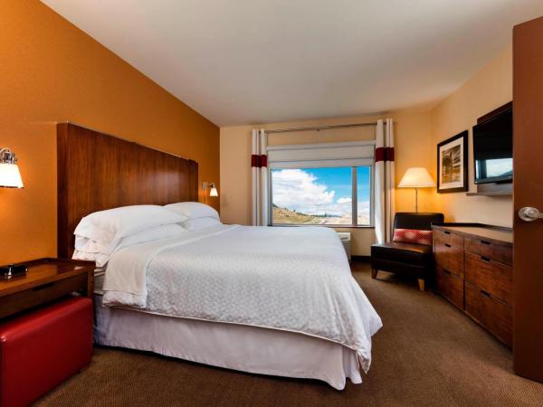 Four Points by Sheraton Kelowna Airport : photo 2 de la chambre suite d’angle 1 chambre 1 lit king-size avec canapé-lit et baignoire spa