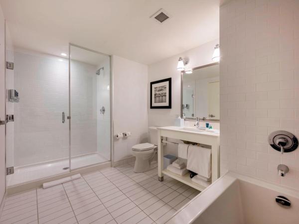 Four Points by Sheraton Kelowna Airport : photo 4 de la chambre suite d’angle 1 chambre 1 lit king-size avec canapé-lit et baignoire spa