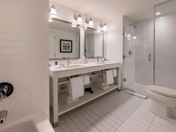 Four Points by Sheraton Kelowna Airport : photo 8 de la chambre suite 1 chambre 1 lit king-size deluxe avec canapé-lit