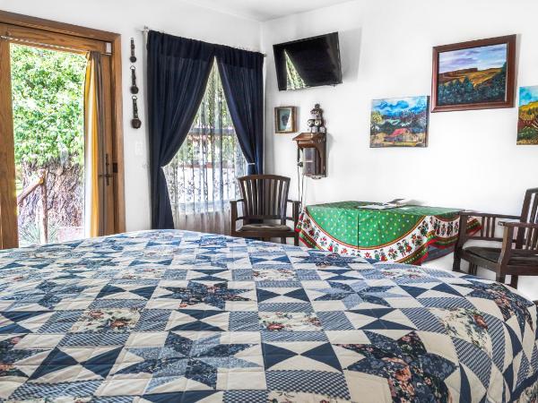 Red Horse Bed and Breakfast : photo 3 de la chambre chambre lit king-size avec douche accessible en fauteuil roulant - adaptée aux personnes à mobilité réduite - animaux domestiques admis