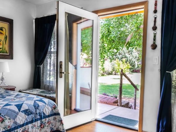 Red Horse Bed and Breakfast : photo 6 de la chambre chambre lit king-size avec douche accessible en fauteuil roulant - adaptée aux personnes à mobilité réduite - animaux domestiques admis