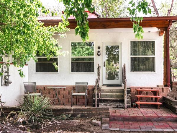 Red Horse Bed and Breakfast : photo 1 de la chambre chambre lit king-size avec douche accessible en fauteuil roulant - adaptée aux personnes à mobilité réduite - animaux domestiques admis