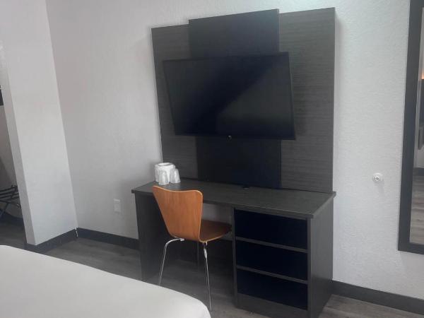 Motel 6-Orlando, FL - Winter Park : photo 3 de la chambre chambre double - accessible aux personnes à mobilité réduite - douche accessible en fauteuil roulant