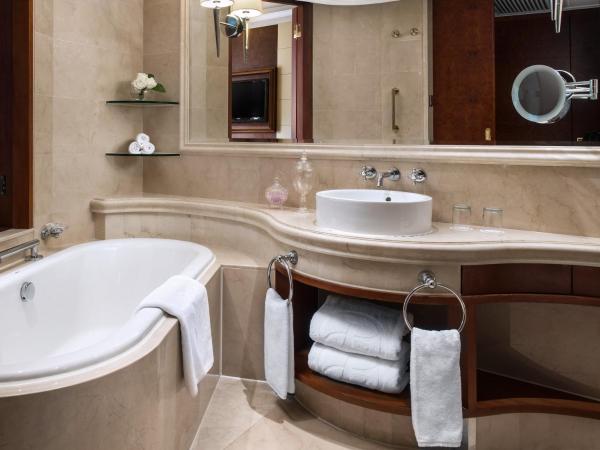 The Langham Hong Kong : photo 2 de la chambre chambre lit king-size supérieure - vue sur cour 