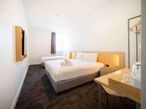 YHA Sydney Harbour : photo 1 de la chambre hébergement lit king-size et 1 lit simple avec salle de bains privative