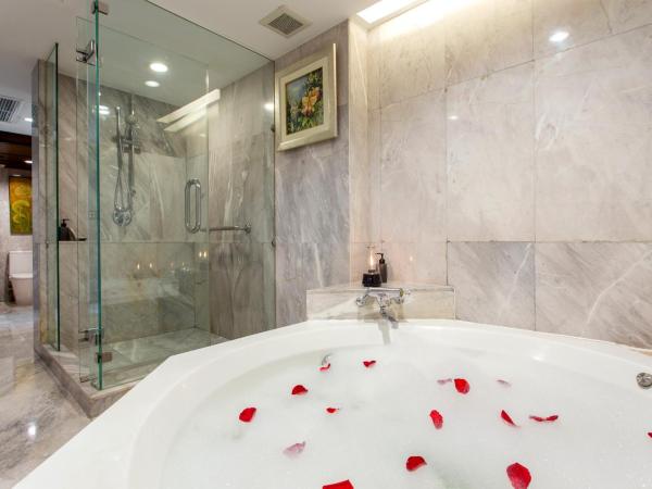 Ramada Plaza by Wyndham Bangkok Menam Riverside : photo 2 de la chambre suite lit queen-size exécutive avec terrasse